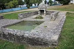 La fontaine de Kergornet : vue rapprochée.