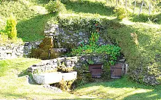 La fontaine et ses laytès.