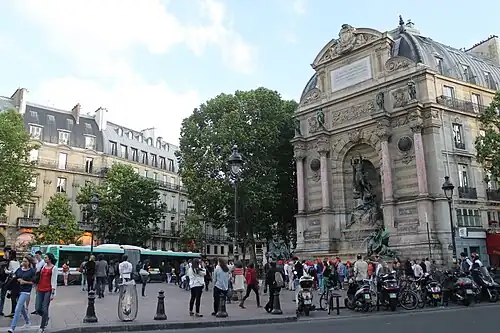 La fontaine et la place.