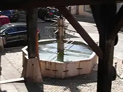 Fontaine de la Halle de La Côte-Saint-André depuis la maison mitoyenne