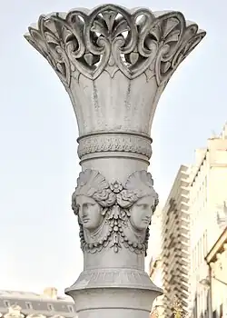 La colonne décorée.