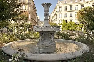 La fontaine de la place François-Ier.