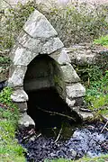 Une fontaine se trouve à l’écart de la chapelle.