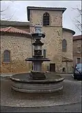 Vue sur la fontaine de la place de l'église.