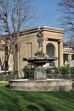 Espace Cardin et fontaine des Ambassadeurs (ou fontaine de Vénus).