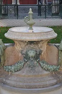 Guirlande et mascaron à tête de lion, détail de la fontaine des arts et métiers (1860), Paris, square Émile-Chautemps.