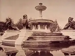 La fontaine du Château d'eau de Gabriel Davioud, photo d'Eugène Atget (1903).