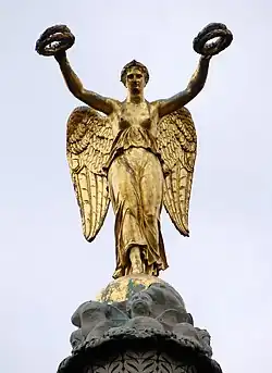 L'Immortalité, ou La Victoire (1808), bronze doré, Paris, place du Châtelet, détail de la fontaine du Palmier.