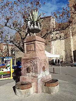 Fontaine au centre de Prades, érigée au XIXe siècle en marbre « griotte » du Dévonien.