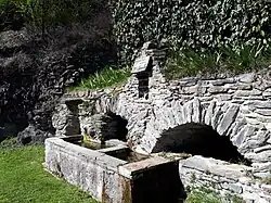 Fontaine et oratoire Ste-Famille, village de Jujols. Cette fontaine, comme de nombreux bâtiments du village, a été construite en schiste cambro-ordovicien du coin.