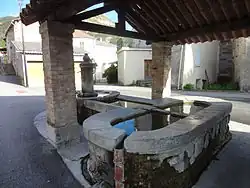 Fontaine-lavoir, avec trois bassins rond, rectangulaire et ovale.