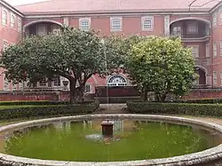 Fontaine et jardin donnant sur la cour intérieure.
