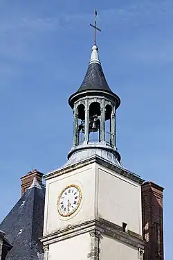 Clochet de l'aile principale du château de Fontainebleau avec son horloge et sa cloche, photographié en avril 2013.