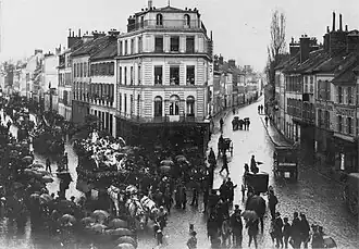 Défilé sur la place, photographié dans la première moitié du XXe&nbsp;siècle.