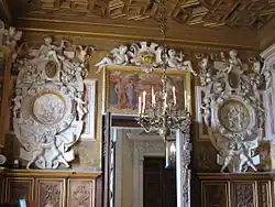 Décor de peintures, de frises, de fresques et de modèles de cuirs découpés et de stucs de la Galerie François Ier.