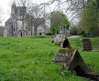 La chapelle Notre-Dame-des-Trois-Fontaines, son calvaire et sa fontaine