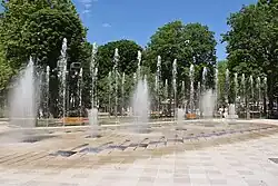 36 fontaines jaillissant depuis le parvis