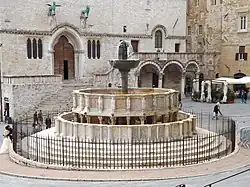 Élévation à deux niveaux en marbre surmontés d'une vasque en bronze.