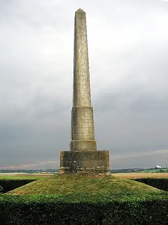 Obélisque commémorant la bataille de Fontenoy du 25 juin 841 entre les petits-fils de Charlemagne.