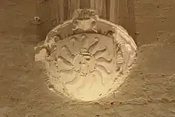 Cul-de-lampe dans le réfectoire, avec le « R » de René.