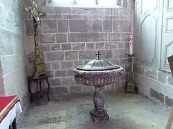 Fonts baptismauxvitrail de grisaille(baie 31).