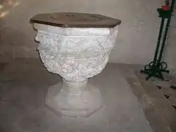 Les fonts baptismaux.