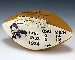 Le ballon signé par Woody Hayes&nbsp;(en) (ancien joueur d'Ohio State) donné en cadeau président Gerald Ford et reprenant les scores des matchs de rivalité joués de 1932 à 1934, trois années au cours desquelles Ford était joueur de Michigan.