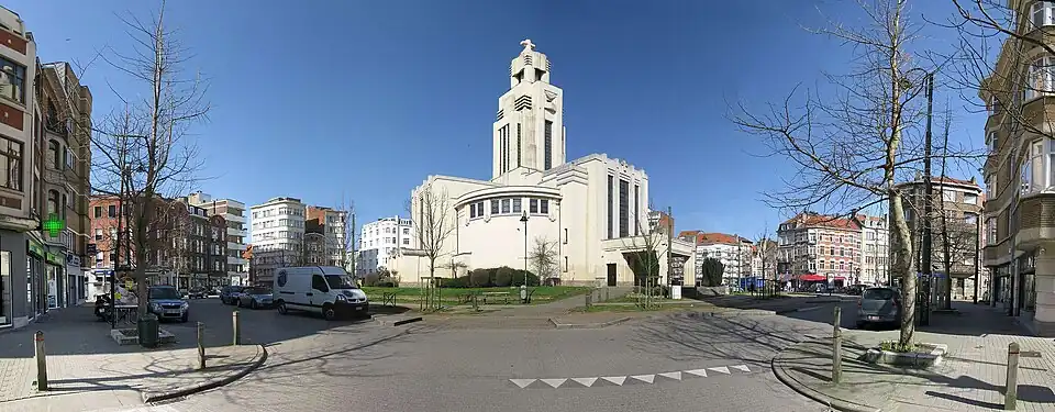 L'église sur la place Altitude cent.
