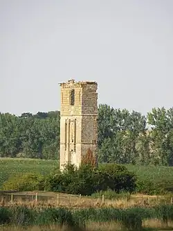 Ruine de la porte d'entrée du château de Boissy, avec les traces d'un ancien pont-levis