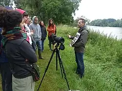 Stagiaire en formation au BPJEPS Éducation à l'environnement et au développement durable module : l'eau et le milieu naturel, dans une démarche expérimentale