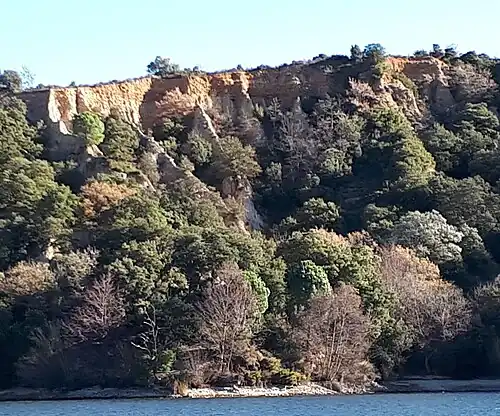 Pliocène de Vinça - Couche inférieure (de couleur plus claire) : formation marine ; couche supérieure (de couleur rouille) : formation continentale.