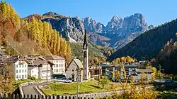 Forno di Zoldo au milieu de la vallée avec le groupe Bosconero en arrière-plan.