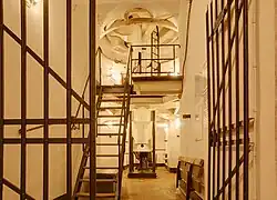 Étage intermédiaire et étage inférieur de la tourelle de 75&nbsp;mm (fort d'Uxegney, près d'Épinal).