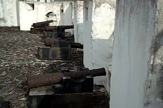 Cour intérieure du fort et ses canons dirigés vers la mer.