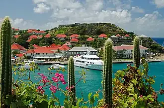 … et du port de Gustavia, au bout de La Pointe.