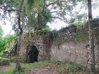 Le fort Hollandia à Banda Besar, construit par les Hollandais au début du XVIIe siècle