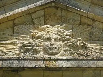 Fronton orné de la figure du roi soleil