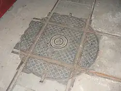 Photo d'une plaque au sol permettant de faire tourner des wagonnets à quatre-vingt-dix degrés.