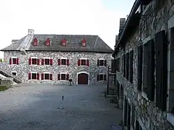 Entrepôts et magasin à poudre, baraquements des soldats.