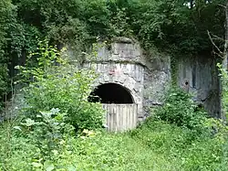 Entrée du fort de Manonviller, ruiné par les tirs d'artillerie lourde.