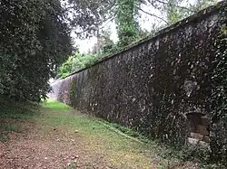 Mur d'enceinte de deux cents mètres de long environ, vue sur escalier pas de souris