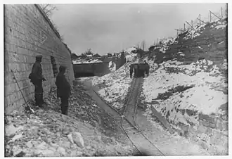 Déblaiement des douves en avril 1917.