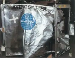 Photo de face d'un conteneur métallique déformés et déchirés.