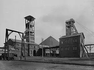 La fosse Saint-Mark en 1960. Le puits no&nbsp;2 est à gauche, le puits no&nbsp;1 à droite, et le terril no&nbsp;149 à l'arrière-plan.