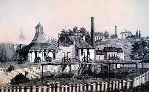 Ancien chaufour et sa fosse près d'Anzin. Il est toujours situé en altitude ou près d'une fosse nécessaire pour faciliter l'écoulement ou l'évacuation par dilution du gaz « plus lourd que l'air » qu'est le gaz carbonique asphyxiant.