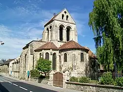 L'église Saint-Étienne, dont le chœur et la partie centrale de la nef, de style roman, datent du XIIe&nbsp;siècle.