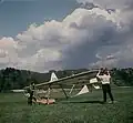 Membres de la Gesellschaft für Sport und Technik&nbsp;(de) sur un aérodrome, préparant le décollage d'un planeur, 1953-1956.