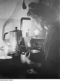 Cuisinière pendant une coupure de courant, vers 1946.