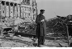 Berlin en 1947 : un ouvrier devant le Reichstag, photographie de Richard Peter