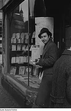À la devanture d'une librairie en 1947 à Tharandt, en Zone d'occupation soviétique en Allemagne.